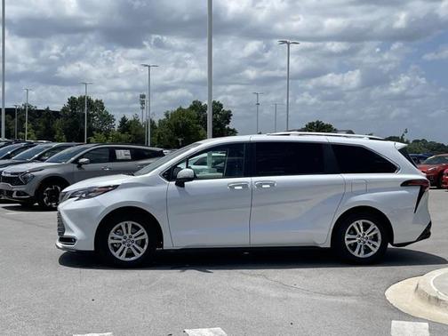 2023 Toyota Sienna Platinum 7 Passenger