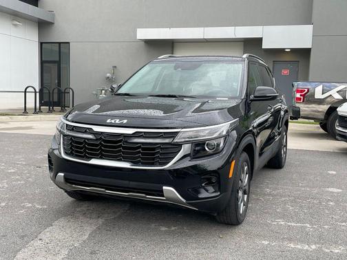 Black 2024 Kia Seltos S