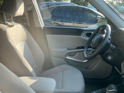 Snow White Pearl 2025 Kia Soul LX