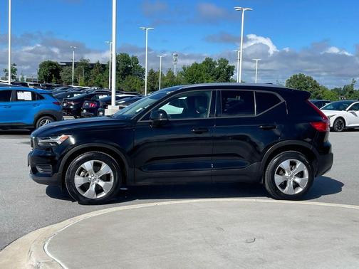 Onyx Black Metallic 2020 Volvo XC40 T5 Momentum
