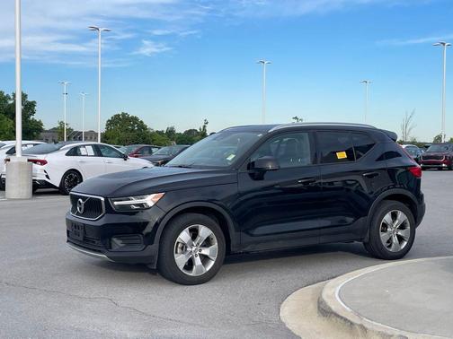 Onyx Black Metallic 2020 Volvo XC40 T5 Momentum
