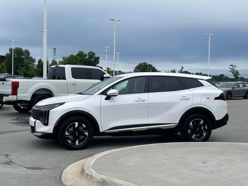 White Pearl 2026 Kia Sportage LX