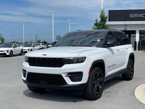 Bright White Clearcoat 2025 Jeep Grand Cherokee Altitude