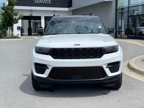 Bright White Clearcoat 2025 Jeep Grand Cherokee Altitude