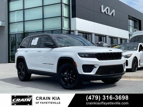 Bright White Clearcoat 2025 Jeep Grand Cherokee Altitude
