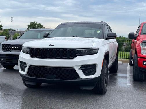 Bright White Clearcoat 2025 Jeep Grand Cherokee Altitude
