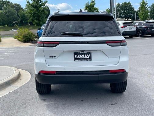 Bright White Clearcoat 2025 Jeep Grand Cherokee Altitude