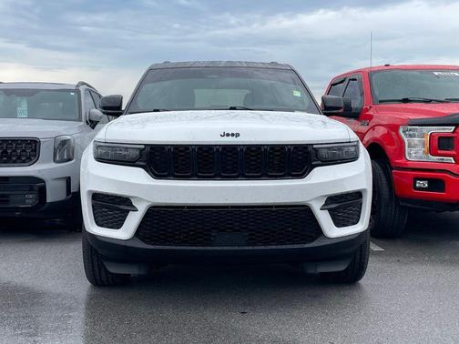 Bright White Clearcoat 2025 Jeep Grand Cherokee Altitude
