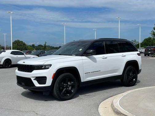 Bright White Clearcoat 2025 Jeep Grand Cherokee Altitude