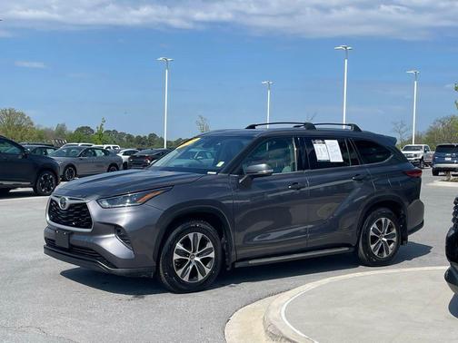 Magnetic Gray Metallic 2021 Toyota Highlander XLE