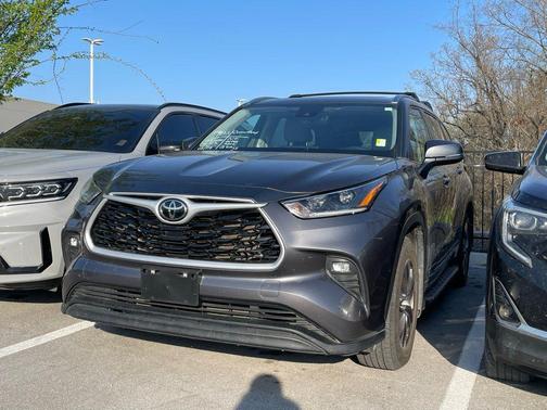 Magnetic Gray Metallic 2021 Toyota Highlander XLE