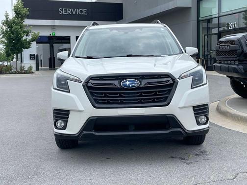 Crystal White Pearl 2022 Subaru Forester Limited