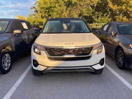 Clear White 2023 Kia Seltos S