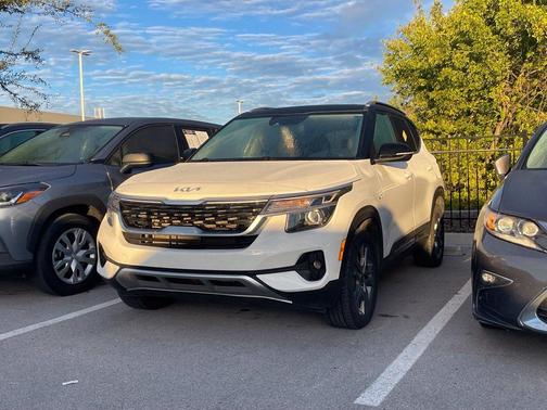 Clear White 2023 Kia Seltos S