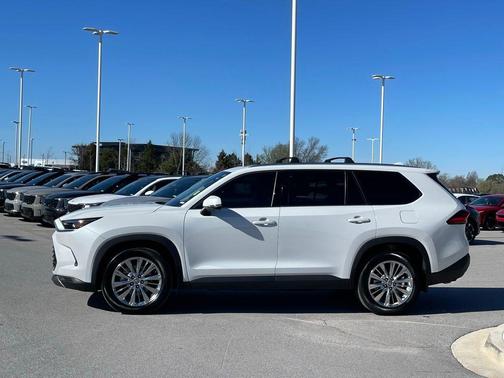 Pearl 2024 Toyota Grand Highlander Platinum