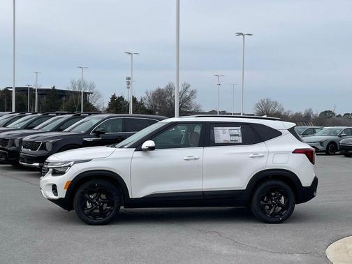 Snow White Pearl 2026 Kia Seltos EX