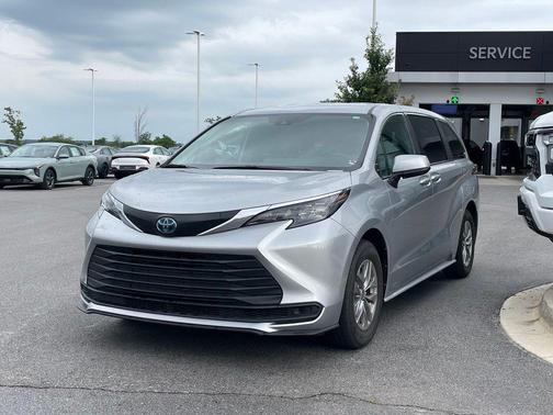Celestial Silver Metallic 2025 Toyota Sienna LE
