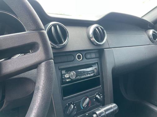 2005 Ford Mustang Deluxe