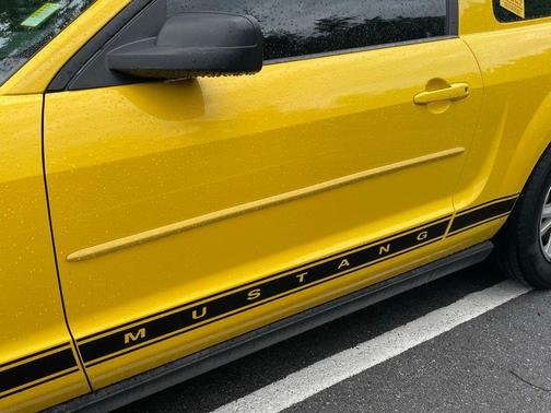 2005 Ford Mustang Deluxe