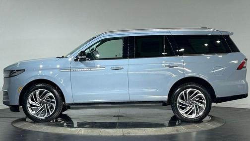 Gray Mist Metallic Tri-Coat 2026 Lincoln Navigator Premiere