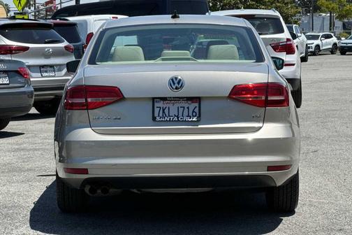 Gold 2015 Volkswagen Jetta Auto SE w/Connectivity