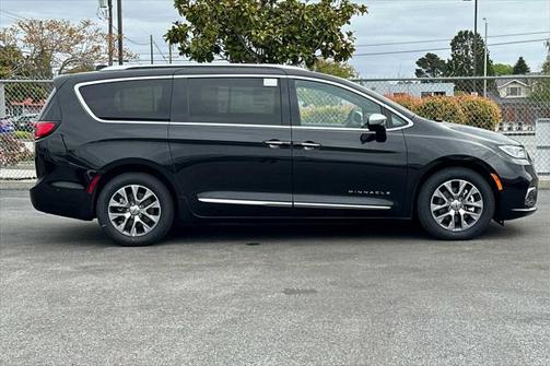 2023 Chrysler Pacifica L