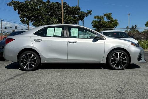Classic Silver Metallic 2017 Toyota Corolla SE