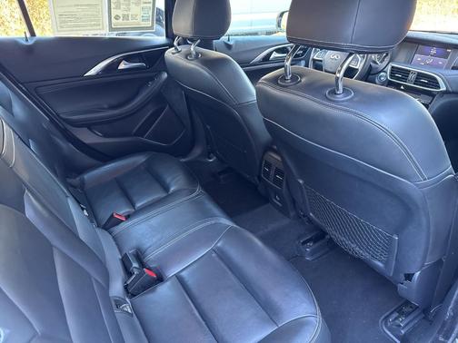 2018 INFINITI QX30 Luxury