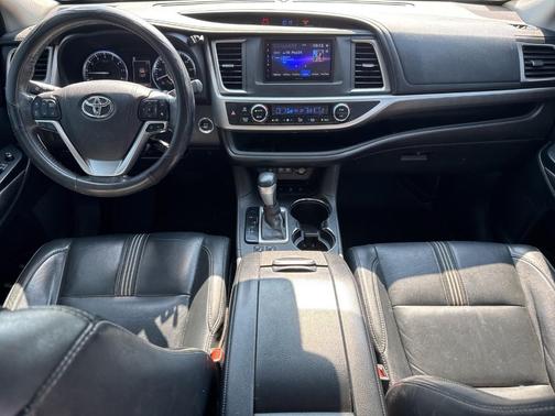 2017 Toyota Highlander SE