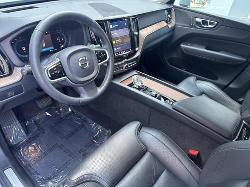 2023 Volvo XC60 B5 Ultimate Bright Theme
