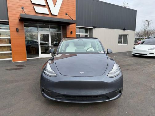 2022 Tesla Model Y Long Range Dual Motor All-Wheel Drive