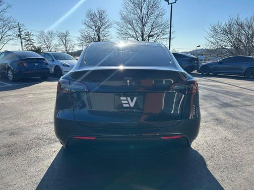 2024 Tesla Model Y Long Range Dual Motor All-Wheel Drive