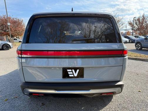 2024 Rivian R1S Adventure