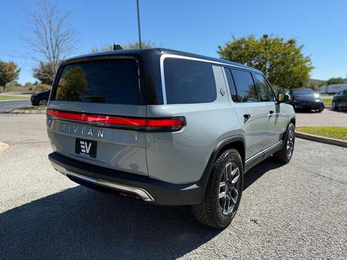 2024 Rivian R1S Adventure