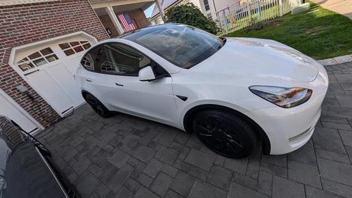 2022 Tesla Model Y Long Range Dual Motor All-Wheel Drive