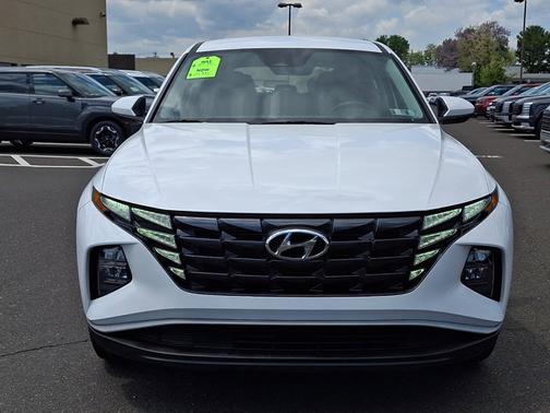 White 2024 Hyundai TUCSON SE