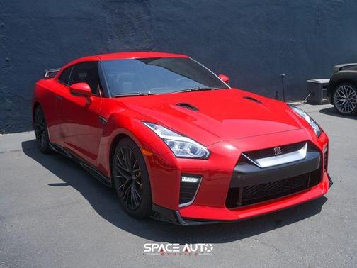 Photo 3 of 29 of 2020 Nissan GT-R Premium
