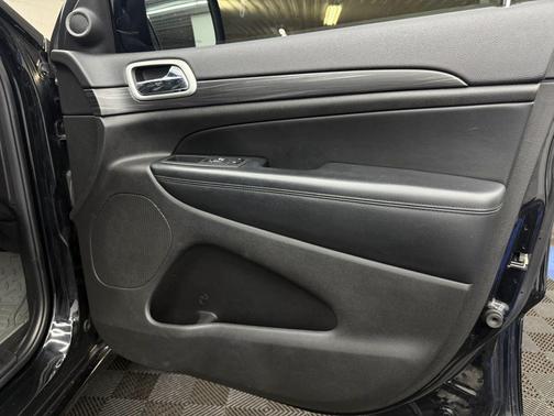 Diamond Black Crystal Pearlcoat 2021 Jeep Grand Cherokee Laredo