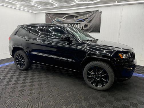 Diamond Black Crystal Pearlcoat 2021 Jeep Grand Cherokee Laredo