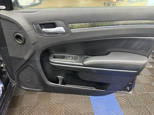 Blackberry Pearlcoat 2012 Chrysler 300C Base