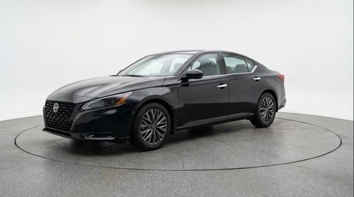 Super Black 2025 Nissan Altima SV FWD