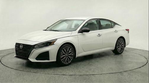 Glacier White 2025 Nissan Altima SV FWD
