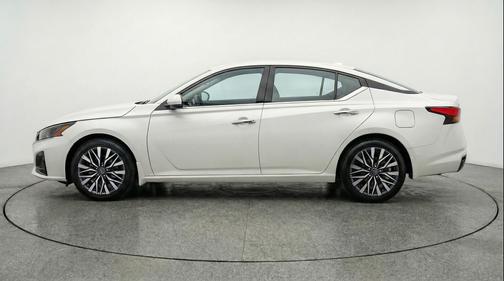 Glacier White 2025 Nissan Altima SV FWD