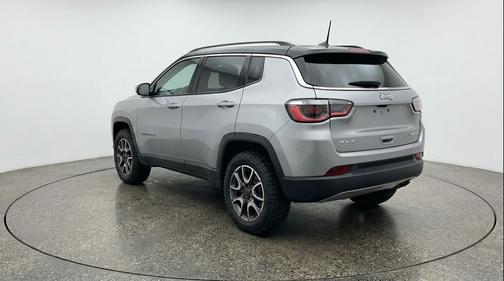 Silver Zynith Metallic Clearcoat 2025 Jeep Compass Trailhawk