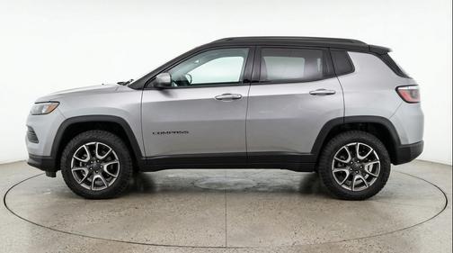 Silver Zynith Metallic Clearcoat 2025 Jeep Compass Trailhawk