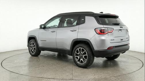 Silver Zynith Metallic Clearcoat 2025 Jeep Compass Trailhawk