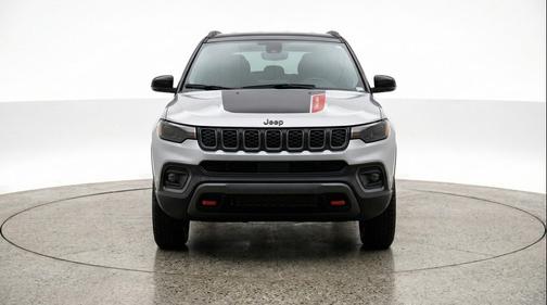 Silver Zynith Metallic Clearcoat 2025 Jeep Compass Trailhawk