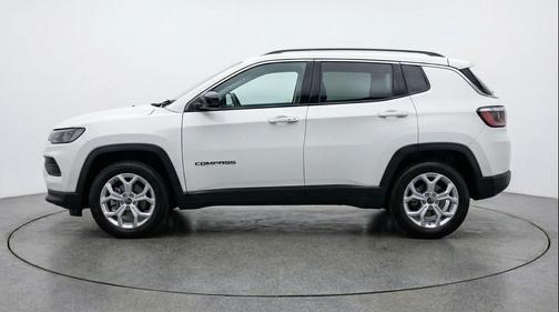 Bright White Clearcoat 2025 Jeep Compass Latitude