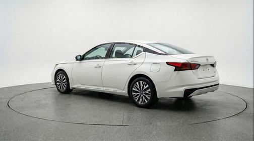 Glacier White 2025 Nissan Altima SV FWD