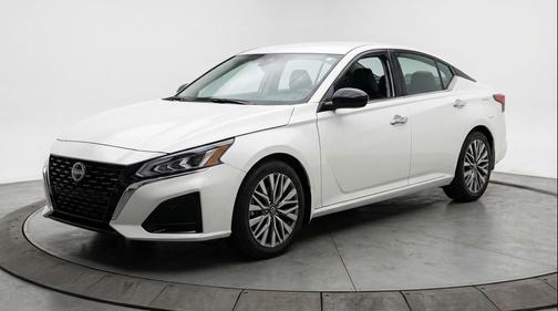 Glacier White 2025 Nissan Altima SV FWD
